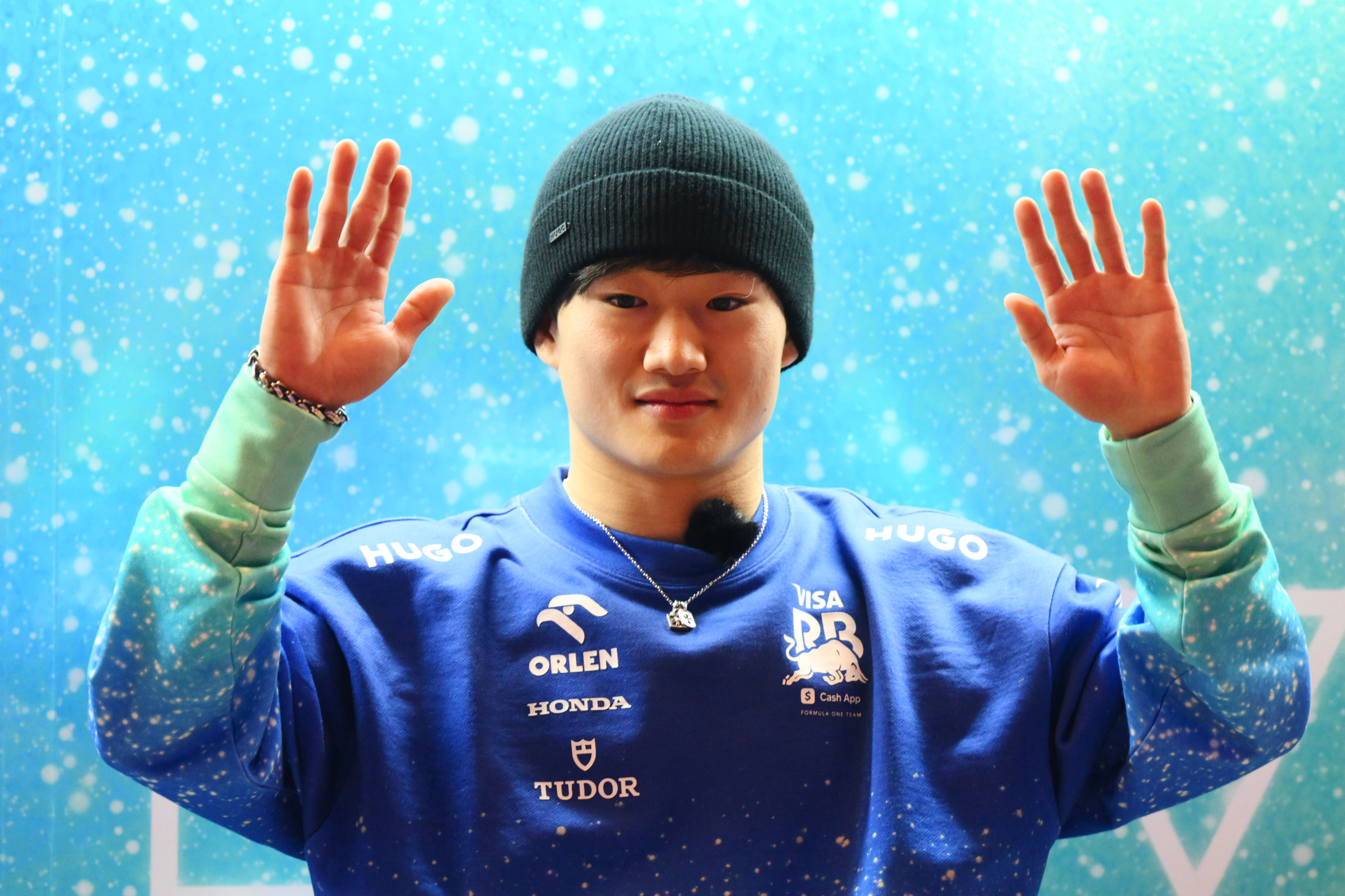 仅拉近了 仅拉近了